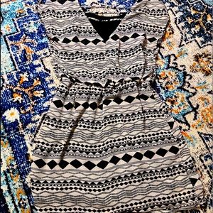 Offwhite/black abstract/Aztec design. Cinched waist and built in slip/2 layers